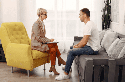 мужчина проходит лечение психологических расстройств у психиатра